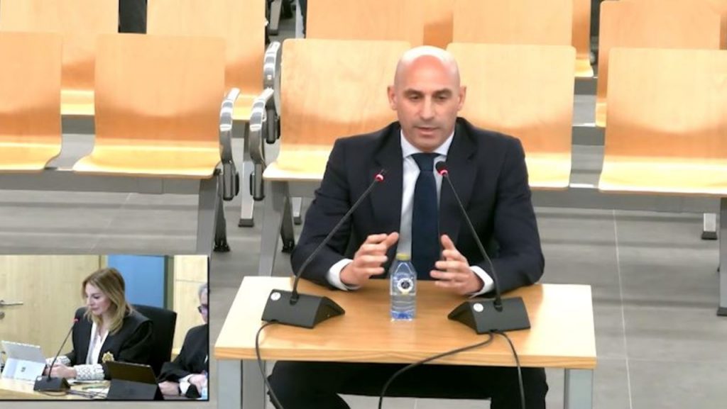 "¿Puedo darte un besito?": Rubiales afirma en juicio que el beso a Hermoso fue consentido